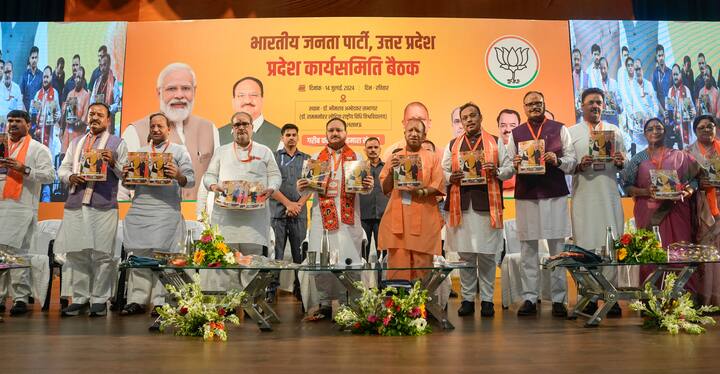 लखनऊ में रविवार को बीजेपी की प्रदेश कार्यसमिति की बैठक में सीएम ने कार्यकर्ताओं के अतिआत्मविश्वास को हार की वजह बताया तो केशव प्रसाद मौर्य ने संगठन-सरकार में बड़े छोटे का फर्क समझाया.