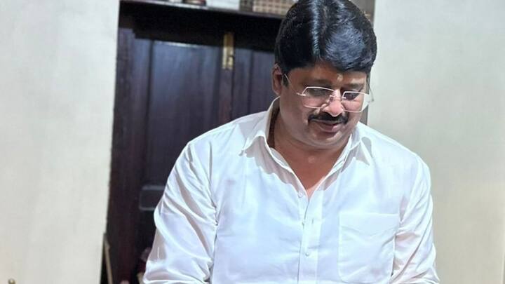 जनता के मन में यह सवाल तो आ ही रहा होगा कि राजा भैया के पिता उदय प्रताप सिंह को नजरबंद क्यों किया गया है? तो आपको बता दें कि मोहर्रम के चलते राजा भैया के पिता को नजरबंद किया है. उदय प्रताप सिंह ने शेखपुरा गांव में ताजिया के रास्ते में हनुमान मंदिर पर मोहर्रम के दिन भंडारे का ऐलान किया था. वह सालों से मोहर्रम पर ताजिया जुलूस के दौरान बंदर की मौत की बरसी पर भंडारी का आयोजन करने का ऐलान करते हैं.