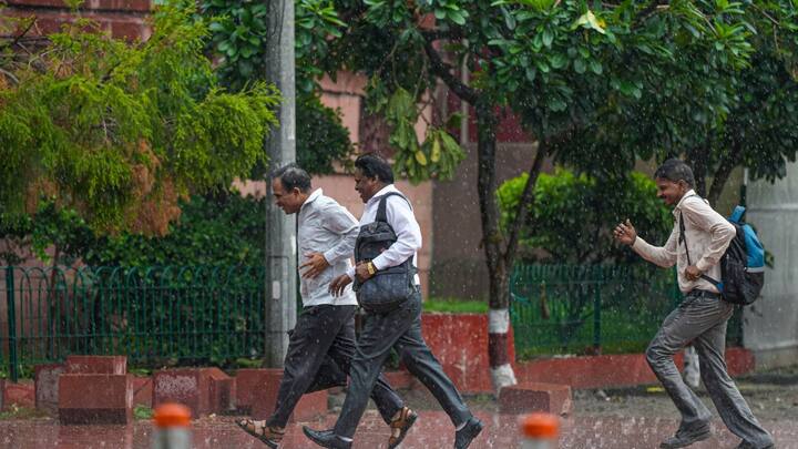 রাজ্যের অন্যান্য জেলাতেও সপ্তাহান্তে বিক্ষিপ্ত বৃষ্টির পূর্বাভাস রয়েছে বলে খবর আবহাওয়া দফতর সূত্রে।