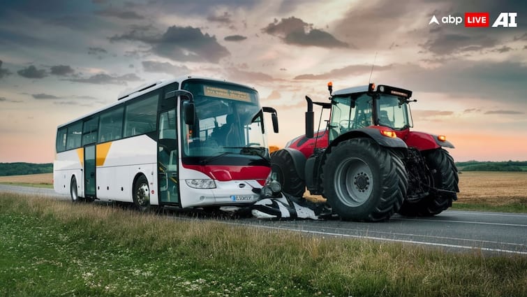 Mumbai-Pune Expressway Accident five pilgrims killed 30 injured in collision between bus and tractor मुंबई-पुणे एक्सप्रेसवे पर बड़ा हादसा, बस और ट्रैक्टर की टक्कर में पांच तीर्थयात्रियों की मौत, 30 घायल