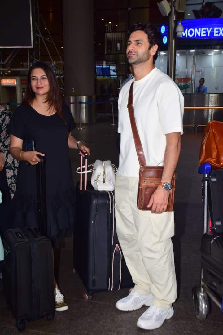 Regarding their ordeal, she added, “Bahoot lambi kahani hai. Lambi waali guftagoo karenge” (It is a long story. We will have to talk about it someday). The couple also took time to click selfies with fans.