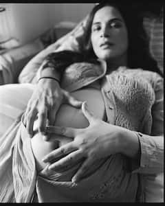 Richa Chadha ने पति Ali Fazal की बाहों में लेटकर करवाया मैटरनिटी फोटोशूट, लेकिन इस डर से बंद कर दिया कमेंट सेक्शन