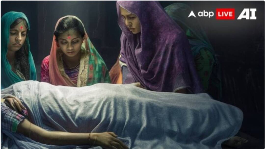 Jharkhand: लातेहार में टूटी सड़कों ने तोड़ी सांसों की डोर, चारपाई पर अस्पताल ले जाते समय महिला की मौत Latehar Woman died while taking to hospital on cot due to lack of road in jharkhand Jharkhand: लातेहार में टूटी सड़कों ने तोड़ी सांसों की डोर, चारपाई पर अस्पताल ले जाते समय महिला की मौत