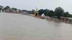 उज्जैन में शिप्रा नदी का जलस्तर बढ़ा, घाटों पर पूजा-अर्चना बंद, लोगों को अलर्ट कर रहे होमगार्ड