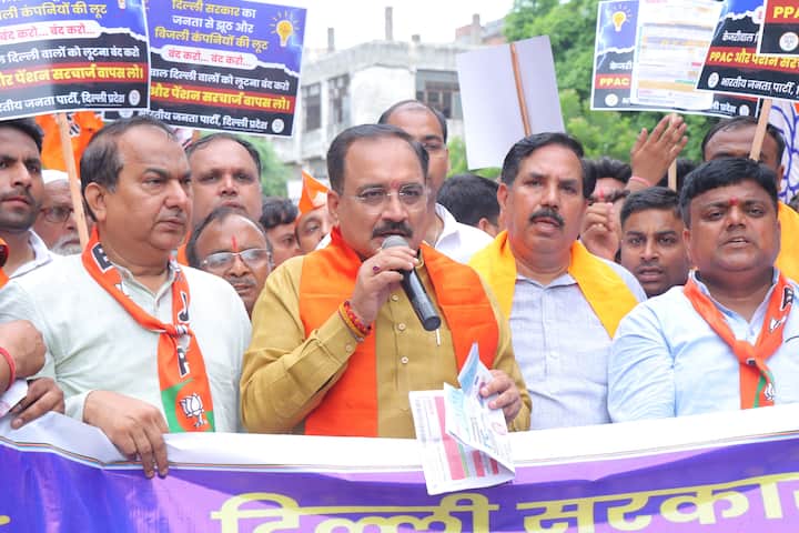 वीरेंद्र सचदेवा ने कहा कि बिजली कंपनियां केजरीवाल सरकार की शह पर आज अपने सेवानिवृत कर्मचारियों के पेंशन भी दिल्ली के उपभोक्ताओं से पेंशन ट्रस्ट के नाम पर वसूल रही हैं. जबकि पेंशन देने की जिम्मेदारी बिजली कंपनी की है न कि दिल्ली की जनता की.