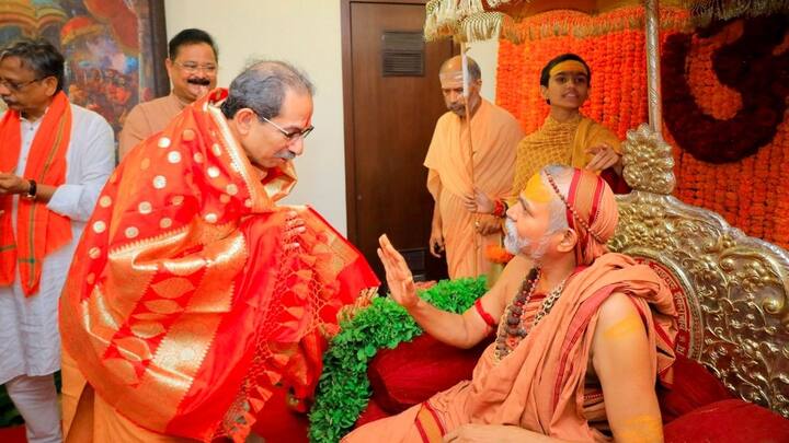 अनंत अंबानी की शादी में बड़े-बड़े उद्योगपति, टीवी एक्टर्स नेता सब पहुंचे तो वहीं पर शंकराचार्य अविमुक्तेश्वरानंद भी आशीर्वाद देने पहुंचे. सारे मेहमान तो लौट गए, लेकिन शंकराचार्य मुंबई में ही रुके. 2 दिन का दोनों ने उद्धव ठाकरे के मातोश्री में पूजा पाठ करवाई.