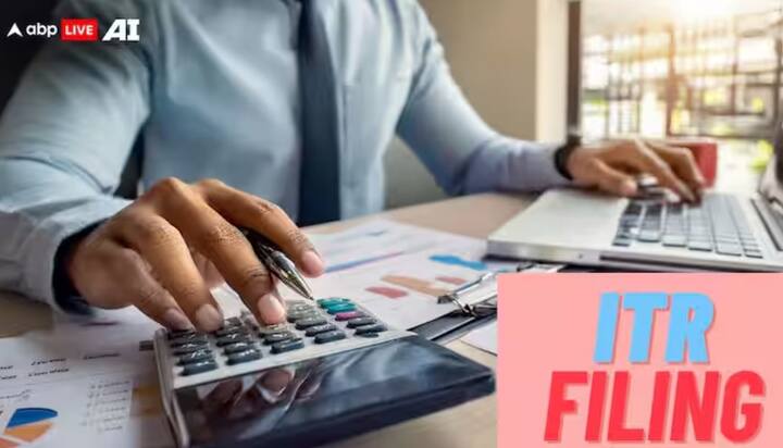 आयटीआर भरण्यासाठी तुमच्याकडे फॉर्म-16 असणे गरजेचे आहे. हा फॉर्म तुम्ही काम करत असलेल्या कंपनीकडून दिला जातो. फॉर्म-16 वर तुमचे वेतन, तुमचा कापलेला कर आदीविषयी सविस्तर माहितीअसते.