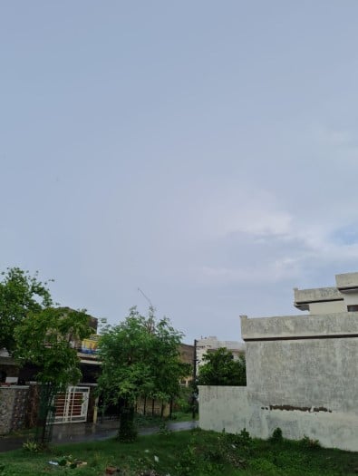 ਤਸਵੀਰਾਂ ਵਿੱਚ ਦੇਖ ਸਕਦੇ ਹੋ ਖਾਲੀ ਪਏ ਪਲਾਟਾਂ ਦੇ ਵਿੱਚ ਮੀਂਹ ਕਰਕੇ ਪਾਣੀ ਇਕੱਠਾ ਹੋ ਗਿਆ। ਮੀਂਹ ਕਾਫੀ ਤੇਜ਼ ਸੀ।