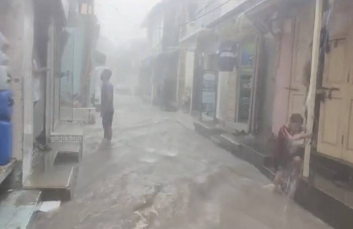 Heavuy Rain in Madhavpur Porbandar Porbandar: માધવપુરમાં વીજળીના કડાકા સાથે ધોધમાર વરસાદ વરસ્યો 