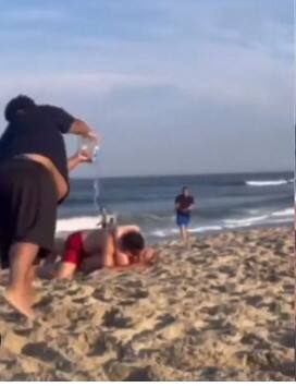 ਸਮੁੰਦਰ ਕਿਨਾਰੇ ਜੋੜੇ ਦੀ ਘਟੀਆ ਹਰਕਤ, ਲੋਕਾਂ ਵਿਚਾਲੇ ਸ਼ਰੇਆਮ ਹੋਇਆ ਇੰਟੀਮੇਟ