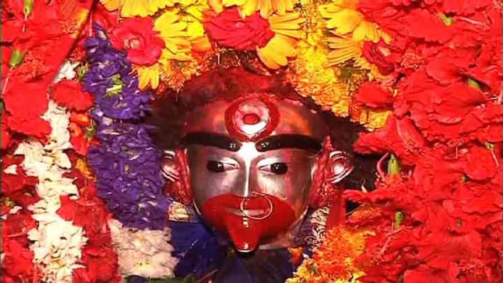 তারাপীঠ মন্দিরের বৈশিষ্ট্য হল, প্রতিবছর এখানে মহাসমারোহে রথযাত্রা পালন করা হয়। তবে মা তারাকে নিয়ে মন্দির প্রদক্ষিণ করে রথ। এদিনও রথের উপরে তারামায়ের ছবি বসিয়ে পুজো করেন সেবায়েতরা।