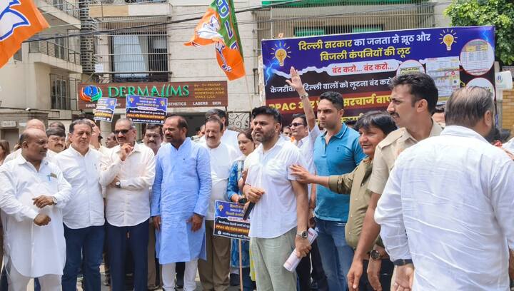 बीएसईएस यमुना के कड़कड़डूमा स्थित मुख्यालय पर विधायक ओमप्रकाश शर्मा, अभय वर्मा एवं अनिल वाजपेयी, जिलाध्यक्ष संजय गोयल समेत बीजेपी के अन्य नेताओं और स्थानीय निगम पार्षदों की मौजूदगी में प्रदेश अध्यक्ष वीरेंद्र सचदेवा ने दिल्ली सरकार पर आरोप लगाते हुए कहा कि बिजली सरचार्ज के नाम पर अरविंद केजरीवाल सरकार ने दिल्ली की जनता के साथ लगातार धोखा किया.