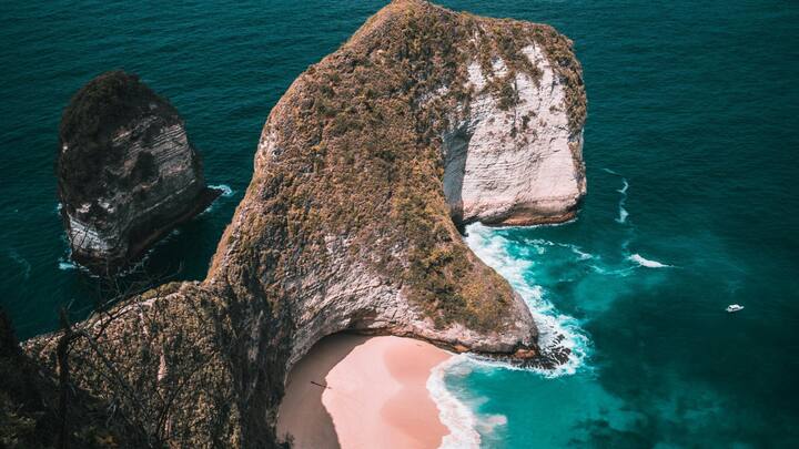 Penida Island: With its white sandy beaches, lush green forests, and crystal-clear waters, it's no surprise that Nusa Penida is a paradise. This island, located near Bali's southeastern coast, offers a full day of adventure and breathtaking views. (Image source: Twitter/ Tina Koskima)