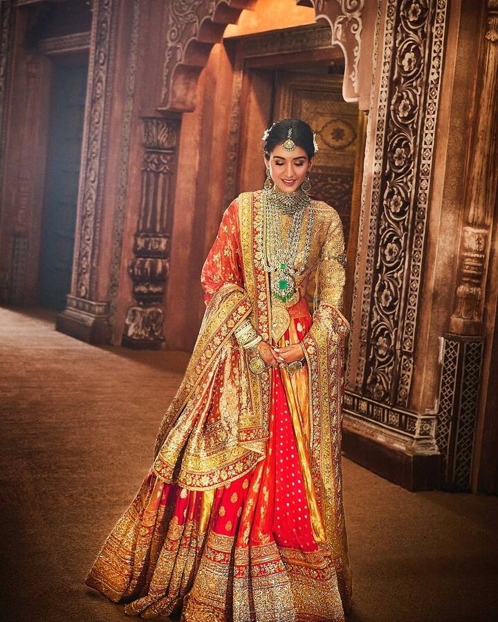 बता दें कि राधिका मर्चेंट ने अपनी विदाई में असली सोने के धागे से तैयार किया गया लाल रंग का लहंगा पहना था. जिसे मनीष मल्होत्रा ने डिजाइन किया था.