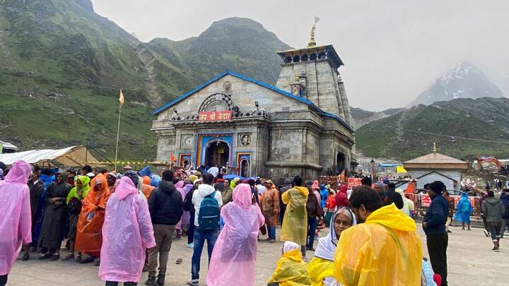 যদিও অনেক বয়স্ক তীর্থ যাত্রীরা খচ্চর, পালকি করে সফর করেন।