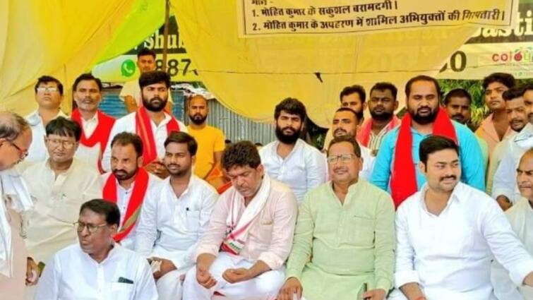 Samajwadi party three MLA sat on hunger strike with families over Mohit yadav kidnapping case in basti ann मोहित यादव अपहरण कांड: सपा के विधायक बोले, 'दिनदहाड़े हुई घटना, पुलिस के हाथ कुछ नहीं'