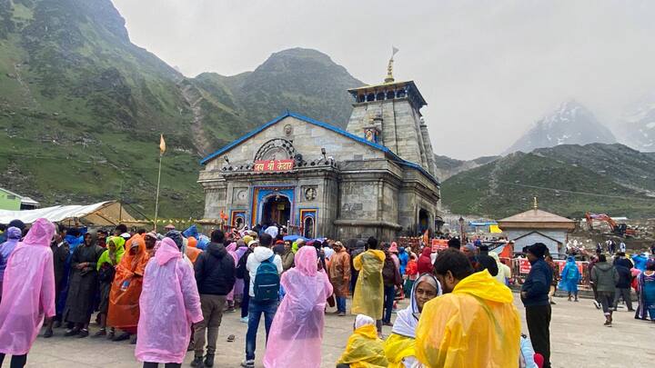 देश की राजधानी दिल्ली में केदारनाथ मंदिर बनाने के सवाल पर ज्योतिष पीठ के शंकराचार्य स्वामी अविमुक्तेश्वरानंद सरस्वती बुरी तरह भड़के हैं.