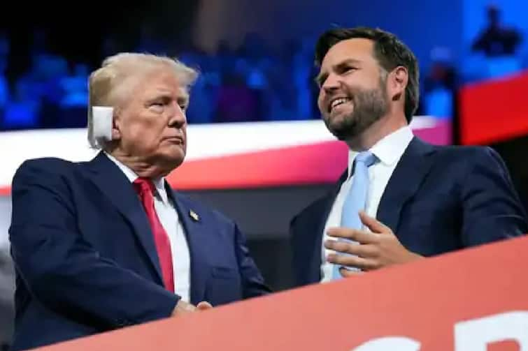 US President candidate Donald Trump greeted with massive applause when he come in Republican National Convention on Monday Donald Trump : पट्टी बांधकर पहली बार RNC पहुंचे डोनाल्ड ट्रंप का ताली बजाकर हुआ स्वागत, लड़ो लड़ो के लगे नारे, वीडियो देखें