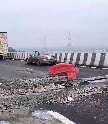 नागपूर- मुंबई समृद्धी महामार्ग (Samruddhi Mahamarg) सुरू होऊन जेमतेम एक वर्ष उलटलं आहे. मात्र या महामार्गाच्या कामाचा दर्जा आता समोर येत आहे. अनेक ठिकाणी कुठे खड्डे पडले आहेत, तर कुठे भेगा पडल्या आहेत.