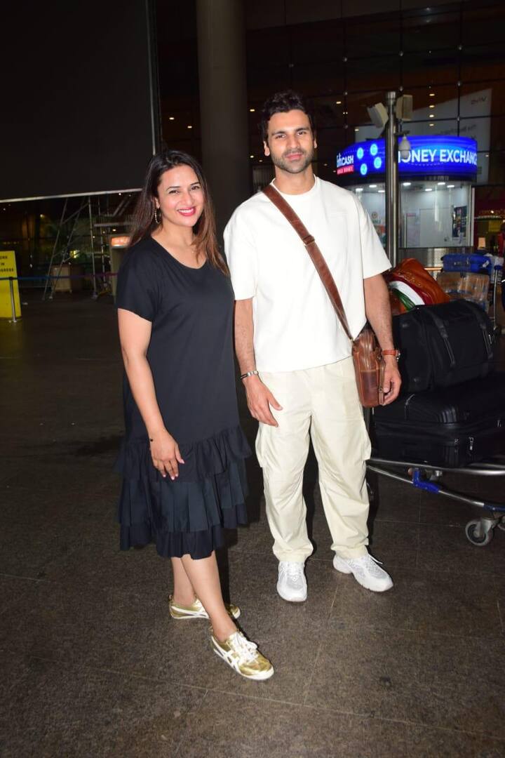 फोटोज में देख सकते हैं भारत आने के बाद कपल ने मीडिया से भी बात की. इस दौरान एक्ट्रेस ने पैपराजी को इटली में हुई आपबीती सुनाई और कहा कि वहां हमें ऐसा लग रहा था कि हम जल्द से जल्द घर पहुंचे, क्योंकि घर पहुंचकर ही असली सुकून मिलता है.