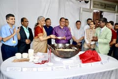 Budget Halwa Ceremony: बजट से पहले की 'हलवा सेरेमनी' पूरी, वित्त मंत्री ने अपने हाथों से बांटी मिठास, देखें तस्वीरें