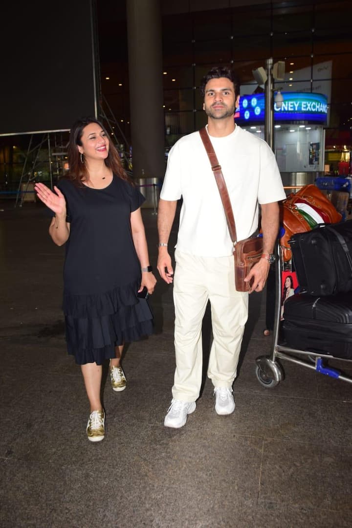 Both Divyanka and Vivek smiled and posed for photos.