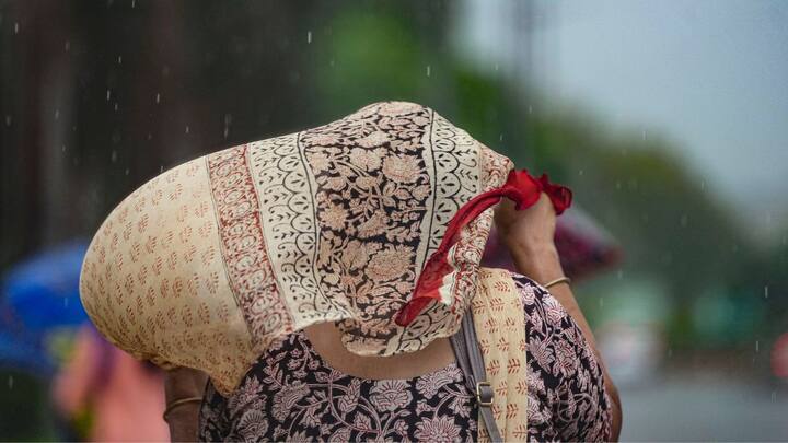 পূর্বাভাসে IMD জানিয়েছে, আগামী শনি ও রবিবার বৃষ্টি বাড়বে। দক্ষিণবঙ্গ তো বটেই হালকা থেকে ভারী বৃষ্টি হবে কলকাতাজুড়ে।