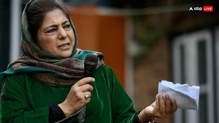 Jammu Kashmir Terror Attack PDF Chief Mehbooba Mufti asked pm narendra modi to terminate dgp after doda attack Doda Terror Attack: '32 महीनों में 50 जवानों की मौत, DGP को फौरन करें बर्खास्त', डोडा हमले पर PM मोदी से बोलीं महबूबा मुफ्ती