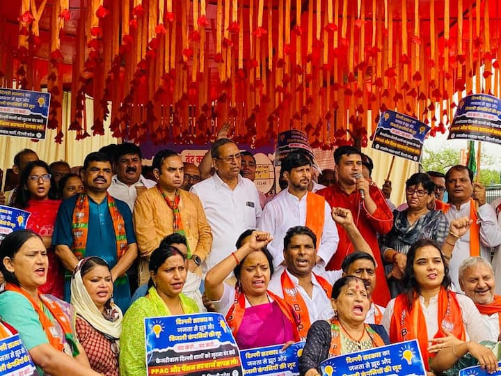 वसंत कुंज स्थित बीएसईएस राजधानी के वाणिज्यिक कार्यालय पर आयोजित रोष प्रदर्शन में दक्षिण दिल्ली से सांसद रामवीर सिंह बिधूड़ी ने कहा कि अरविंद केजरीवाल बिजली कंपनियों के खाते ऑडिट करने के वादे के साथ सत्ता में आई थी. आज जनता की बिजली बिल लूट में दिल्ली सरकार एवं बिजली कंपनियां बराबर की साझेदार दिख रही है. नजफगढ़ स्थित केवी ग्रीड सब स्टेशन के बाहर हुए विरोध प्रदर्शन के दौरान सांसद कमलजीत सहरावत ने कहा कि दिल्ली के अंदर सिर्फ झूठ बोलकर पिछले 10 सालों से अरविंद केजरीवाल ने राज कर लिया है. इस दौरान बिजली के बिलों के नाम पर दिल्लीवासियों के जेब पर डाका डालने का काम किया है.