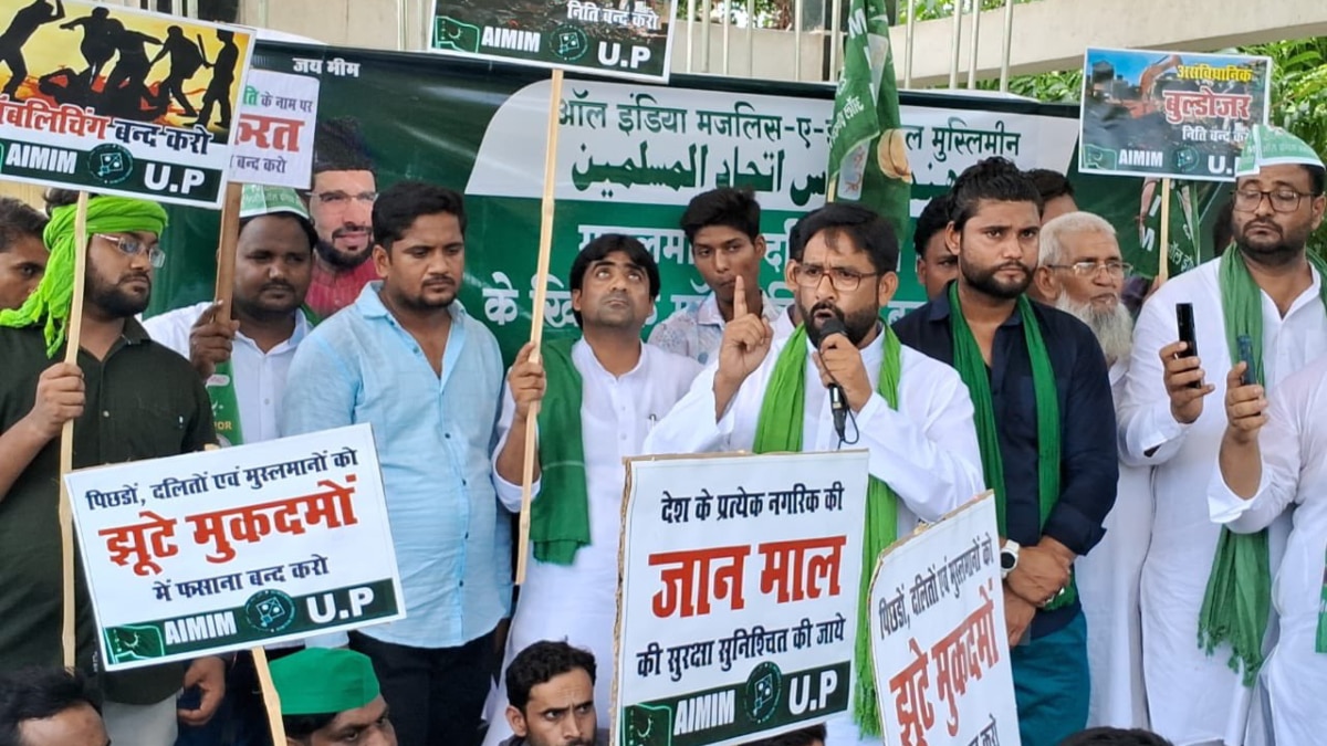 ‘बुलडोजर से एक समुदाय को निशाना बनाया जा रहा’, आजमगढ़ में AIMIM का प्रदर्शन