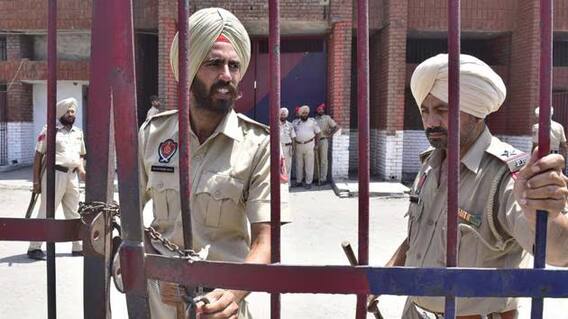 Punjab Jail: ਪੰਜਾਬ ਦੀ ਆਹ ਜੇਲ੍ਹ ਦੇਖ ਕੇ ਹੈਰਾਨ ਹੋਇਆ ਹਾਈਕੋਰਟ, ਅਫ਼ਸਰਾਂ ਨੂੰ 2 ਮਹੀਨੇ ਦਾ ਦਿੱਤਾ ਸਮਾਂ ਕਿਹਾ ਜੇ ਸਫ਼ਾਈ ਨਾ ਹੋਈ ਤਾਂ ਸਜ਼ਾ ਲਈ ਤਿਆਰ ਰਹਿਣਾ Punjab Jail: ਪੰਜਾਬ ਦੀ ਆਹ ਜੇਲ੍ਹ ਦੇਖ ਕੇ ਹੈਰਾਨ ਹੋਇਆ ਹਾਈਕੋਰਟ, ਅਫ਼ਸਰਾਂ ਨੂੰ 2 ਮਹੀਨੇ ਦਾ ਦਿੱਤਾ ਸਮਾਂ ਕਿਹਾ ਜੇ ਸਫ਼ਾਈ ਨਾ ਹੋਈ ਤਾਂ ਸਜ਼ਾ ਲਈ ਤਿਆਰ ਰਹਿਣਾ