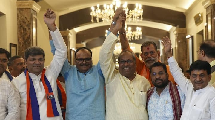 क्योंकि उत्तर प्रदेश में अब 10 विधानसभा सीटों पर उपचुनाव होने वाले हैं जिसमें संजय निषाद ने दो सीट की मांग की थी. उन्होंने कहा कि 10 में से दो सीटें हमें दे दें बाकी पर भाजपा सोच ले. क्योंकि हमने बीजेपी को उन 11 सीटों पर जीत दिलाई है जहां पर बीजेपी कभी नहीं जीत सकती. मिर्जापुर के मझवा विधानसभा सीट पर भी उपचुनाव होने हैं, जहां से निषाद पार्टी के विधायक विनोद कुमार बिंद के भदोही से लोकसभा सांसद बनने के बाद खाली हुई है.