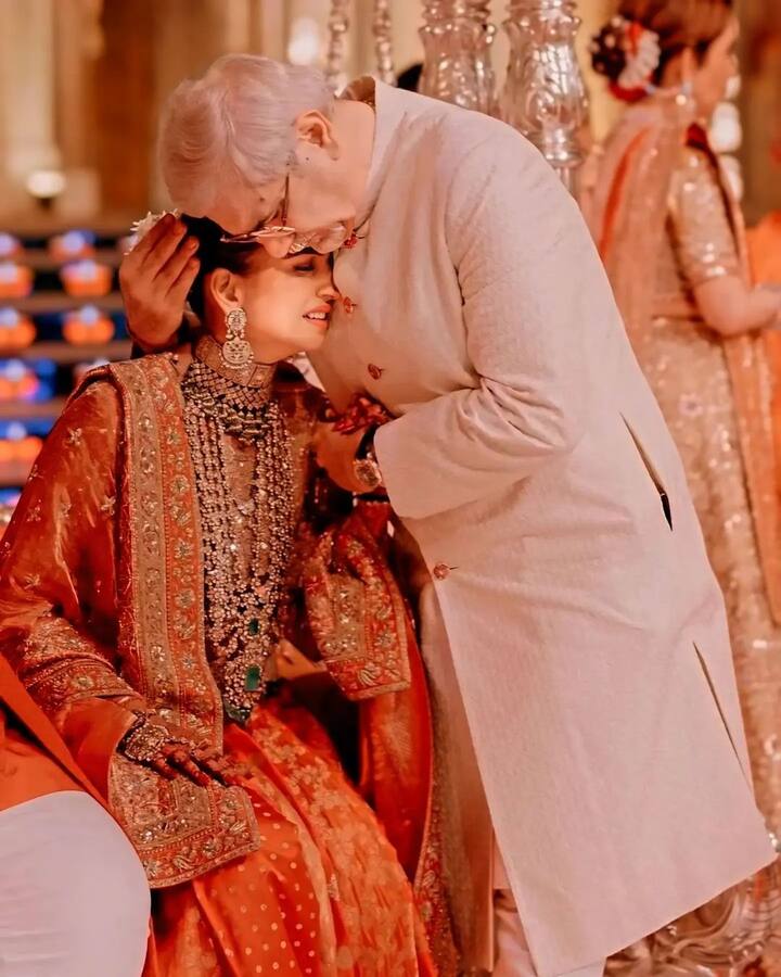 वहीं अब इस शादी से राधिका की विदाई की तस्वीरें सामने आई हैं. जिसे देख हर कोई भावुक हो गया. तस्वीरों में राधिका अपने पिता के गले लगकर रोती हुई दिखाई दी.