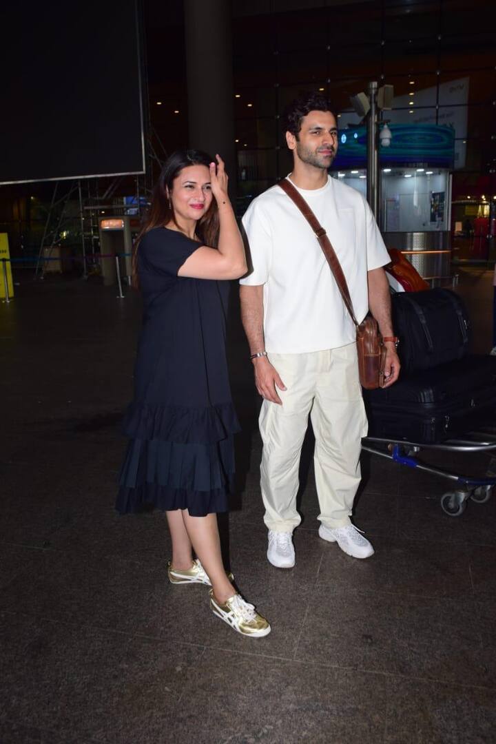 एयरपोर्ट पर स्पॉट हुए दिव्यांका-विवेक ने पैपराजी को मुस्कुराते हुए फोटोज क्लिक कराई. इस दौरान एक्ट्रेस जहां ब्लैक कलर की ड्रेस में स्पॉट हुई, तो वहीं विवेक वाइट कलर की टी-शर्ट और ट्राउजर पहने हुए नजर आए.