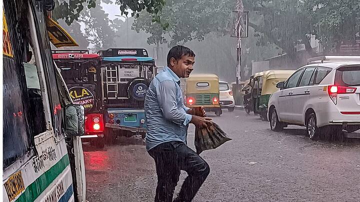 এতদিন প্রবল দুর্যোগের সম্মুখীন হয়েছিল উত্তরবঙ্গের জেলাগুলি। পূর্বাভাসে হাওয়া অফিস জানাচ্ছে উত্তরবঙ্গে ক্রমশ বৃষ্টি কমবে।