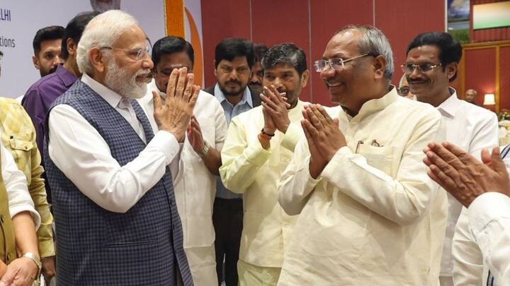 न्यूज तक की रिपोर्ट के मुताबिक संजय निषाद ने बुलडोजर की कार्रवाई पर भी सवाल उठा दिए. उन्होंने कहा कि अगर आप इस समय लोगों को के घर गिरवाएंगे, उन पर बुलडोजर चलवाएंगे तो वह आपको वोट देंगे क्या? 90 साल से बैठा आदमी गरीब आदमी है उसके लिए तो सरकार हम ही लोग हैं.