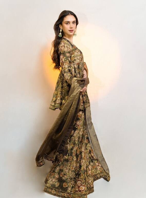 વેસ્ટર્ન લૂકમાં ક્યૂટ દેખાવવા ટ્રાય કરો અદિતીનો ડ્રેસકૉડ