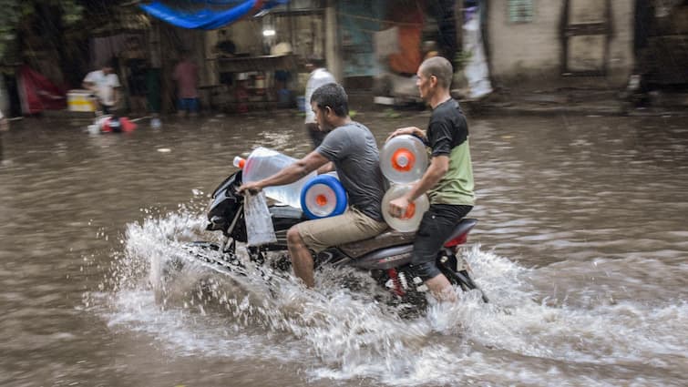 Gujarat Rains 347 mm Rainfall in Four Hours in Surat Weather Update Monsoon ANN Gujarat Rains: गुजरात में हुई भारी बारिश, सूरत के उमरपाड़ा में चार घंटे में 347 मिमी बरसात