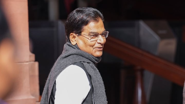 समाजवादी पार्टी के प्रमुख राष्ट्रीय महासचिव प्रोफेसर रामगोपाल यादव ने भाजपा पर निशाना साधते हुए कहा है कि बहुत दिनों से झूठ का राज चल रहा है. धीरे-धीरे जनता भी समझने लगा है. इसलिए 13 सीटों पर उपचुनाव में भाजपा को केवल दो ही सीटें मिली और बाकी 6 गठबंधन को मिली और दो पप्पू यादव की समझिए. कुछ राज्यों में विधानसभा चुनाव होने जा रहे हैं और वहां पर बीजेपी हार रही है.