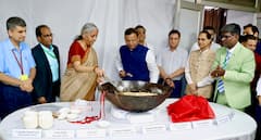 Budget Halwa Ceremony: बजट से पहले की 'हलवा सेरेमनी' पूरी, वित्त मंत्री ने अपने हाथों से बांटी मिठास, देखें तस्वीरें