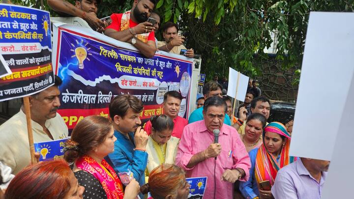 विजय नगर स्थिति एनडीपीएल कार्यालय के बाहर जिला अध्यक्ष द्वारा आयोजित रोष प्रदर्शन में विधायक मोहन सिंह बिष्ट एवं अन्य भाजपा नेताओं के साथ शामिल हुए सांसद मनोज तिवारी ने प्रदर्शनकारियों को संबोधित करते हुए कहा कि दिल्ली सरकार सिर्फ दिखावा करती है कि वह मुफ्त बिजली दे रही है, लेकिन हकीकत यह है कि दिल्ली के अंदर सबसे महंगे बिजली बिल है. तिवारी ने कहा कि, जितना बिजली बिल दिया जा रहा है, उससे अधिक सरचार्ज वसूल किए जा रहे हैं और वह सरचार्ज सीधे बिजली कंपनियों और दिल्ली सरकार की जेब में जा रहे हैं.