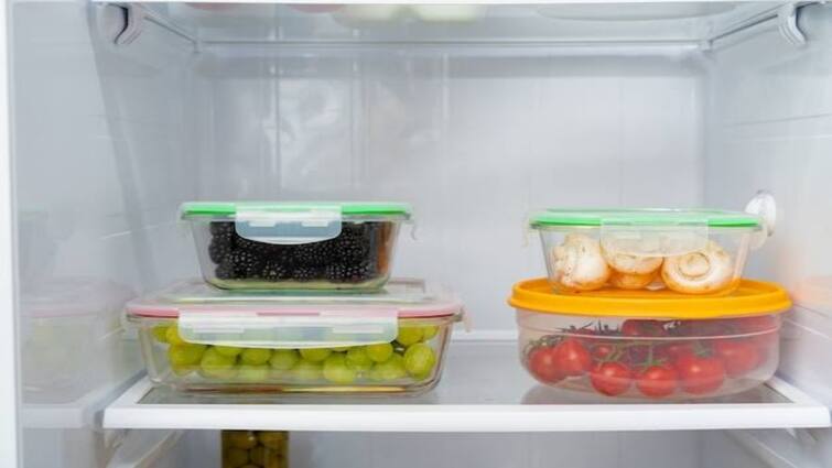 side effects to store leftover food in Plastic container in fridge in hindi बचे हुए खाने के साथ भूलकर भी ना करें ये काम, आपको बीमार बना सकती है आपकी यह आदत