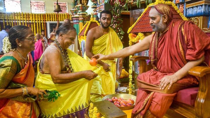 बता दें कि शंकराचार्य बीजेपी से नाराज चल रहे थे. राम मंदिर प्राण प्रतिष्ठा के तोर तरीकों से उन्हें आपत्ति थी, जिसे दूर करने के लिए बीजेपी ने कोई प्रयास नहीं किया. इसके बाद भाजपा ने सरकार बनाई और चुनाव के बाद पहली बार अनंत और राधिका की शादी में मोदी और शंकराचार्य का आमना सामना हुआ.