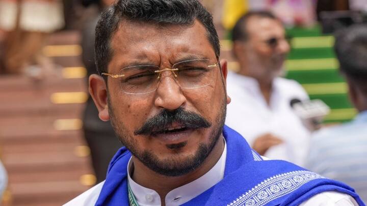 मीडिया से बात करते हुए आजम खान का नाम लेकर चंद्रशेखर आजाद टूट पड़े. चंद्रशेखर आजाद ने कहा कि आजम खान जैसे सीनियर नेता जेलों में पड़े हैं, उनको जेल में ठूस दिया जाता है. कुछ लोग अब दुनिया में नहीं है यह उसका उदाहरण है कि सत्ता तानाशाही के साथ काम कर रही है.