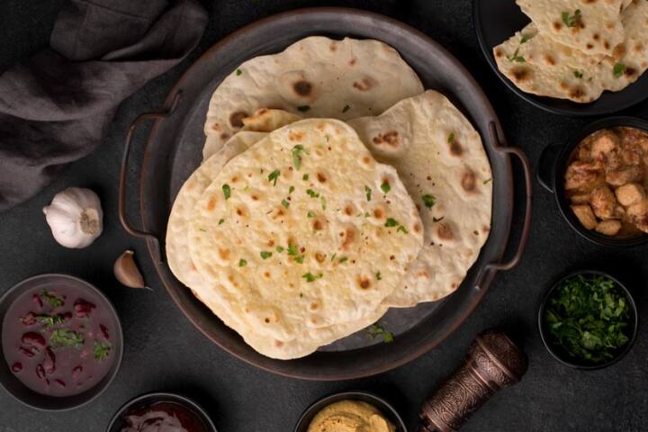 தேவையான பொருட்கள் : கோதுமை மாவு, தண்ணீர், வெங்காயம் நறுக்கியது, மாங்காய் நறுக்கியது, பச்சை மிளகாய் நறுக்கியது, இஞ்சி நறுக்கியது, கொத்தமல்லி இலை, புதினா இலை, சீரகத் தூள், வெல்லம், கரம் மசாலா தூள்,உப்பு