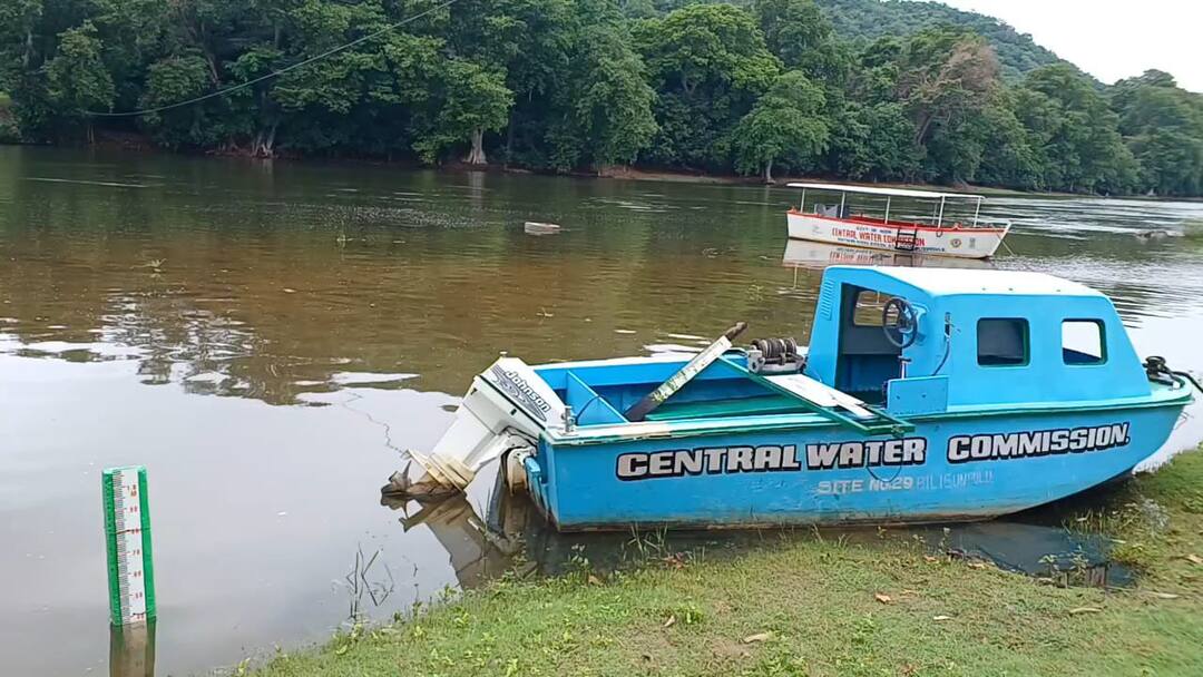 காவிரி ஆற்றில் வினாடிக்கு 20  ஆயிரம் கன அடி நீர்வரத்து அதிகரிப்பு.. பரிசல் இயக்க தடை
