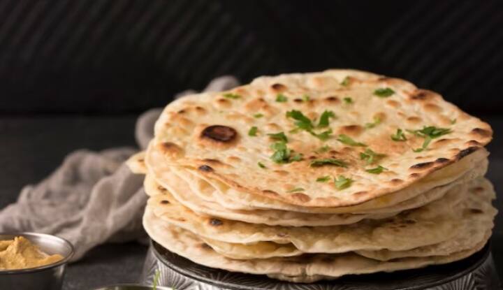 செய்முறை : முதலில் ஒரு பாத்திரத்தில் கோதுமை மாவில் தண்ணீர் ஊற்றி பிசைந்து 10 நிமிடம் ஊறவைக்கவும். அதன் பிறகு சின்ன சின்ன உருண்டைகளாக உருட்டி கொள்ளவும்.