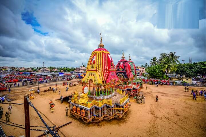 સુત્રો પાસેથી મળેલી માહિતી મુજબ હજુ સુધી ત્યાં કોઈ સાપ જોવા મળ્યો નથી. હવે સ્ટોરનો બહારનો ઓરડો ખોલવામાં આવ્યો છે. જ્યાં દાગીના અને કિંમતી સામાન મળી આવ્યો હતો. જેને મંદિરની અંદર અસ્થાયી 'સ્ટ્રોંગ રૂમ'માં રાખવામાં આવ્યા છે.