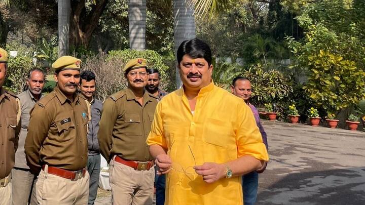 राजा भैया यानी कि रघुराज प्रताप सिंह के पिता उदय प्रताप सिंह चर्चाओं में बने हुए हैं. बीते रोज सोमवार को पुलिस पहुंची और राजा भैया के पिता उदय प्रताप सिंह को उनके ही महल में हाउस अरेस्ट कर दिया है और उनके आवास के बाहर पुलिस का पहरा भी लगा है. इतना ही नहीं घर के बाहर नोटिस भी लगा दिया गया है.