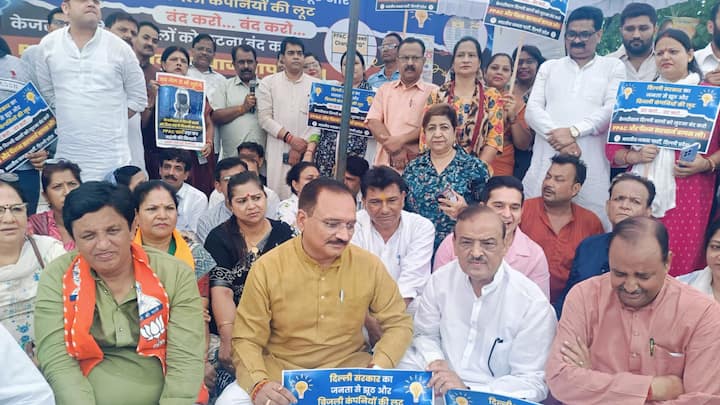 Delhi BJP Protest News: वीरेंद्र सचदेवा के नेतृत्व में पार्टी के नेताओं और कार्यकर्ताओं बिजली बिलों में लगने वाले पीपीएसी, पेंशन सरचार्ज, मीटर चार्ज एवं लोड़ सरचार्ज के विरोध में प्रदर्शन किया.